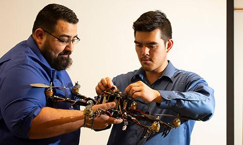 两位电气工程师正在研究无人机的电路